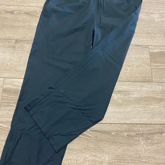 Lululemon capris - size 6 - Picture 4 of 4